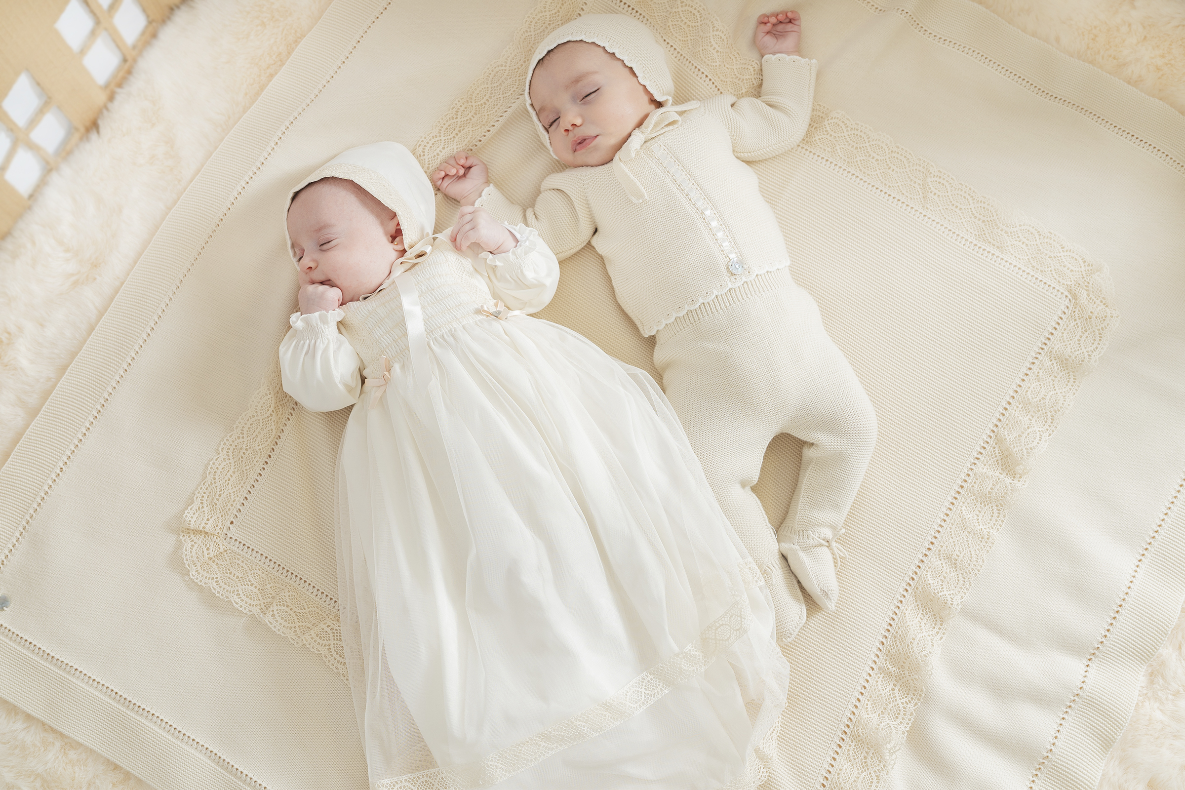 CONJUNTO FALDÓN Y CAPOTA 226-134, CONJUNTO JUBÓN, POLAINA Y CAPOTA 226-148, CHAL 226-142